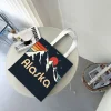 Mẫu túi canvas vintage phổ biến, gam màu trung tính dễ phối