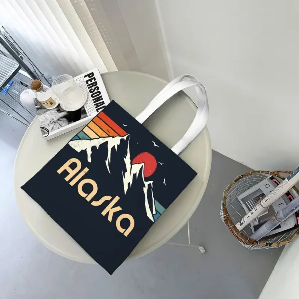 Mẫu túi canvas vintage phổ biến, gam màu trung tính dễ phối